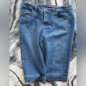 Super cute capris jeans. 15” inseam.